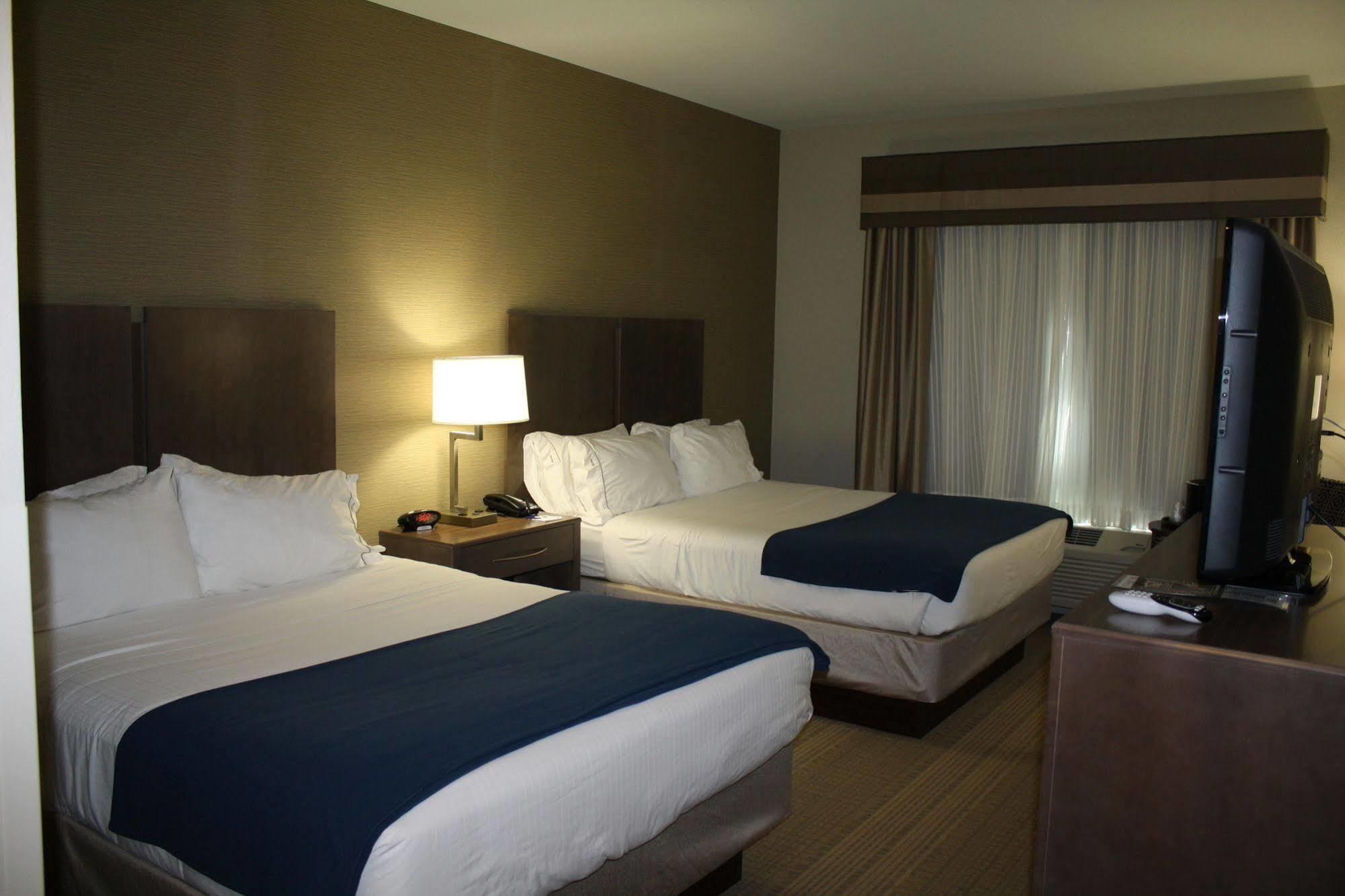 Holiday Inn Express Hotel & Suites Wichita Northeast By Ihg Exterior photo