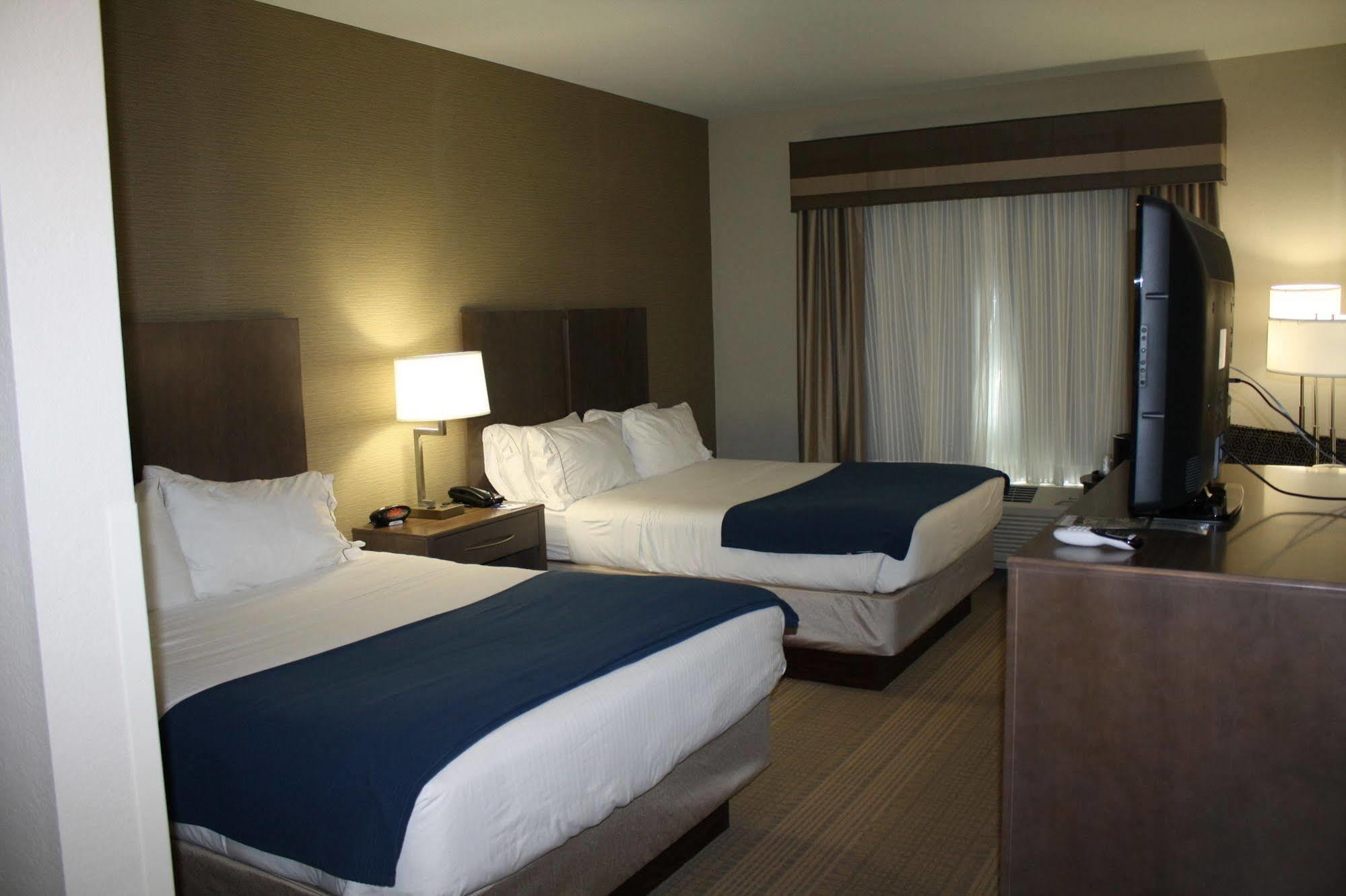 Holiday Inn Express Hotel & Suites Wichita Northeast By Ihg Exterior photo